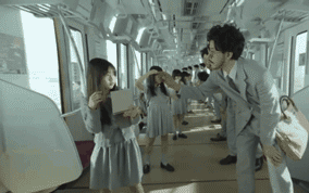 日本相模铁道一镜到底广告 人演绎一对父女的 年成长轨迹 数英