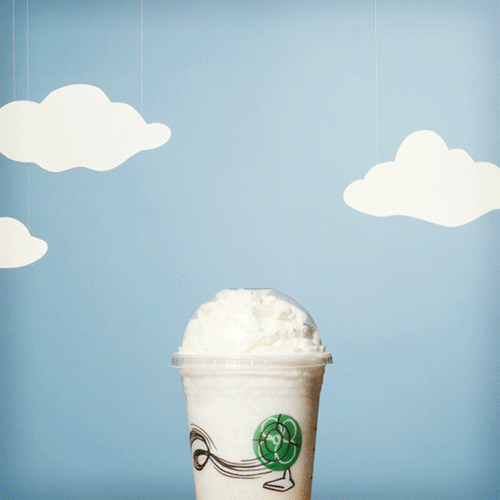 星冰乐(frappuccino)是星巴克的明星款产品,自然不会错过宣传它的
