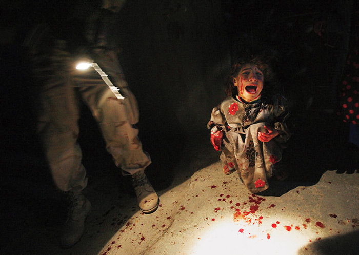 「检查点的伊拉克女孩 iraqi girl at checkpoint」 by chris hondros