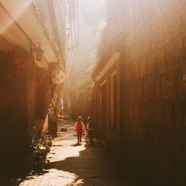 生活在小城里的少女 生活在小城里的少女