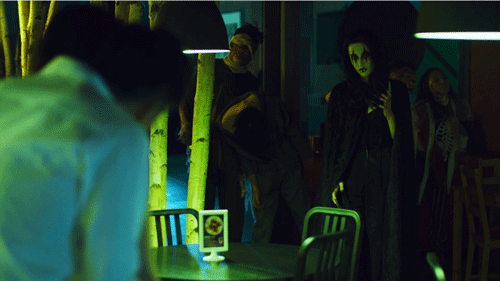 一大波僵尸正在向他们靠近