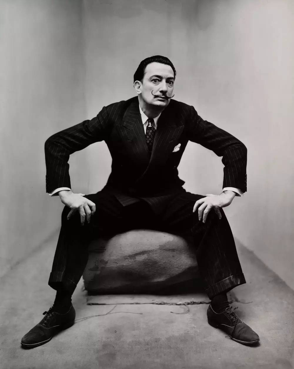 时尚摄影史上最重要的名字irving penn,确立了一个时代的美