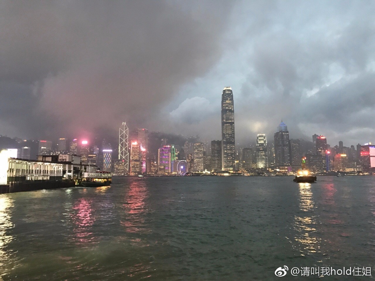 我的香港独家记忆#这是最近一次去香港,全程下雨,于是拍到了不一样的