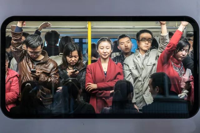 地铁里的中国人:给你一个表情自己体会