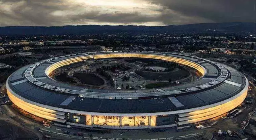 而且居然 发生在号称"世界上最好的办公大楼"的 苹果新总部——apple
