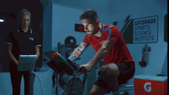 足球的事,场上解决 勾肩搭背?不存在! 还要吃饼?想得美! 撞墙配合?