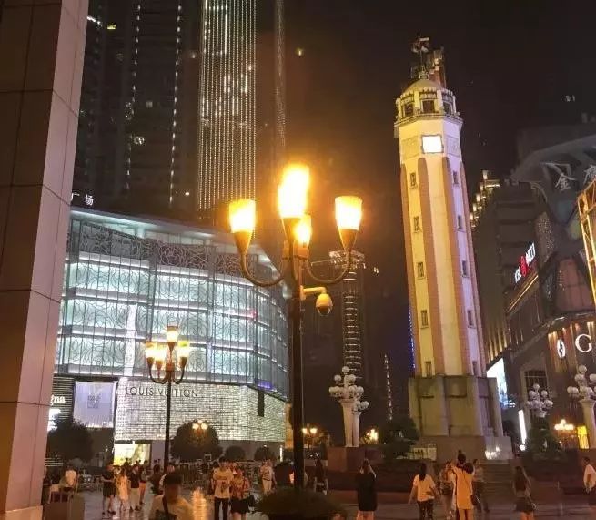 20 年过去了,当时的大阳沟农贸市场,变成了现在的解放碑,大都会,人们