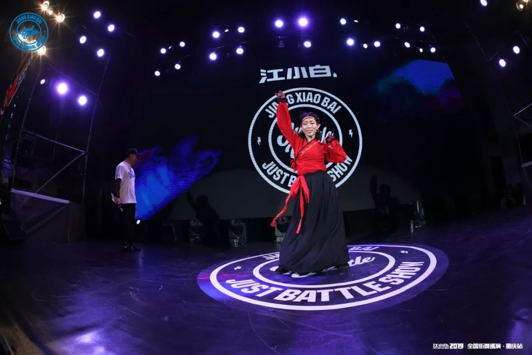 杨雨婷的表演别具一格,用实力和强大的气场掀翻全场.
