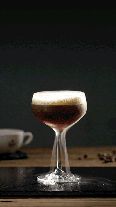 并根据鸡尾酒特性,制作体现颜色 纹理和调性的cinemagraph,将咖啡与