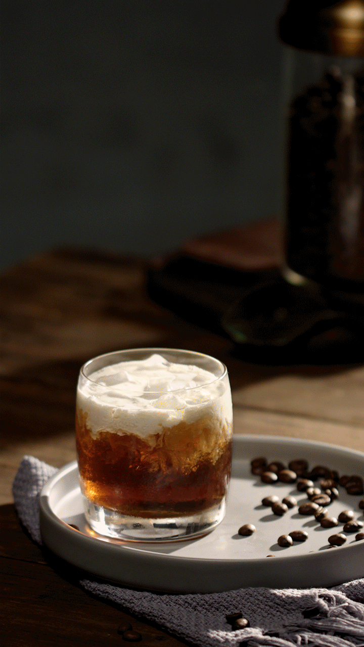并根据鸡尾酒特性,制作体现颜色 纹理和调性的cinemagraph,将咖啡与