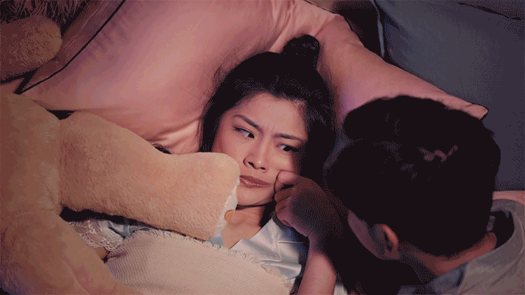 女生平日里不安分的睡姿让人猫共颤,瑟瑟发抖!