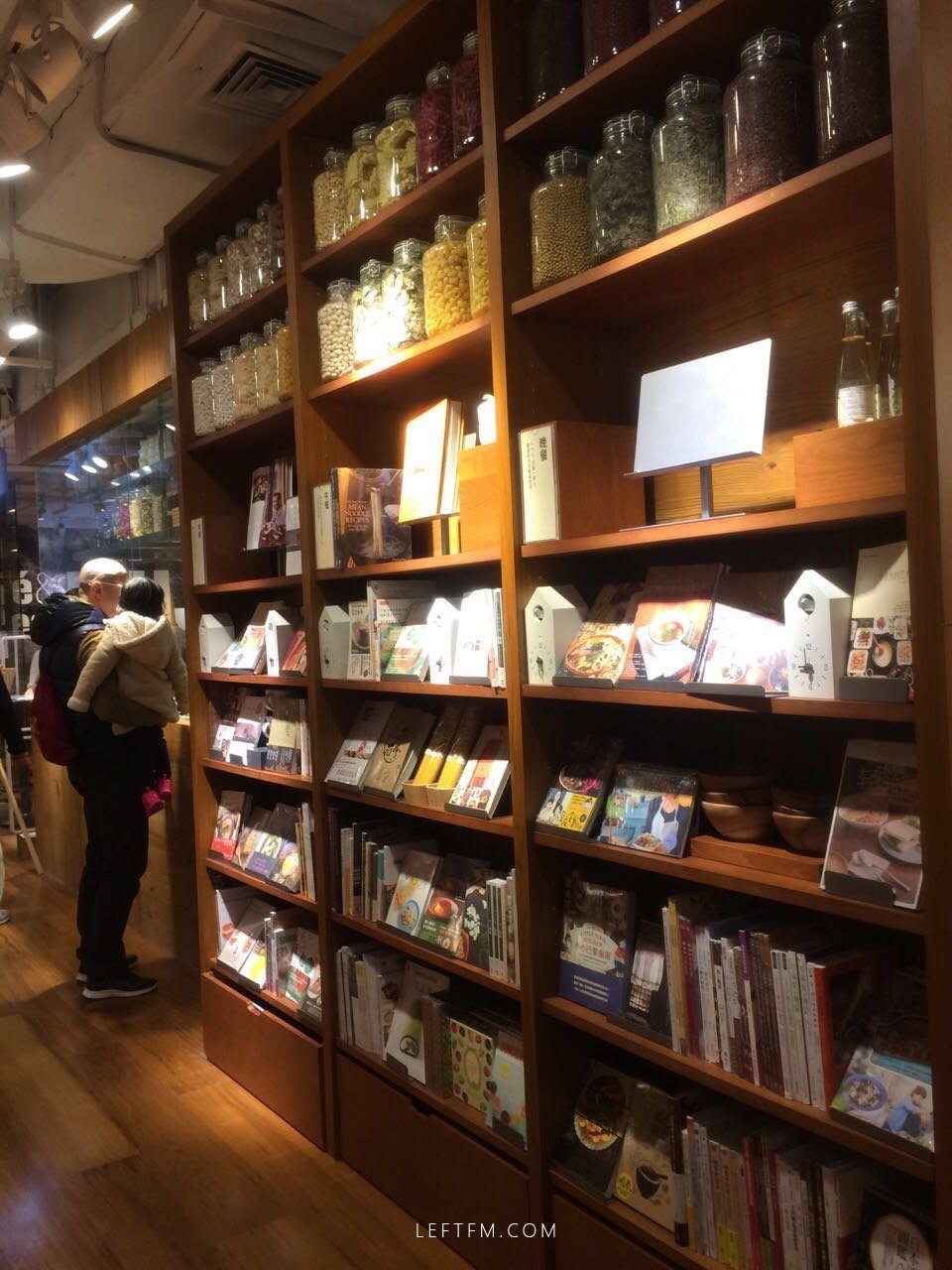 它们在货架上,碗碟旁,甚至muji books的收银台背景墙,都是用书籍装饰