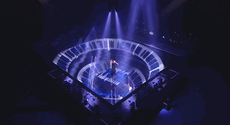 歌会的一大亮点在于歌手唱歌时,舞台会呈现出流动的可视化光线及震撼