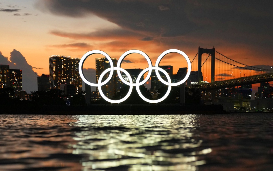 东京奥运会期间,位于东京湾的奥运五环标志 (图片来源:新华社)