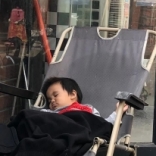 小A