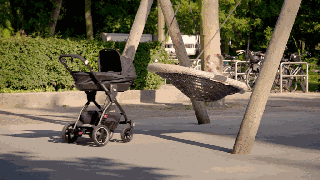 大众汽车：一辆自动跟着父母的婴儿车 视频广告