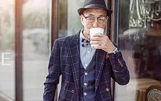 孙子给85岁的爷爷拍了一组照片,帅遍了全中国!