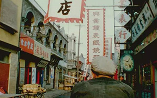 一个法国导演拍下了 1955 年的中国，每一帧都是一幅画……
