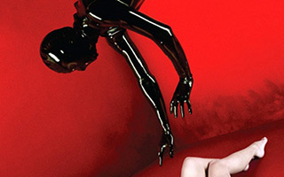 撇开剧情，《美国恐怖故事》每一季的海报都是艺术与惊悚的组合