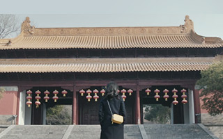 CHANEL：即使生来没有羽翼，也不能阻止你展翅高飞。