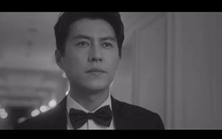 老干部靳东为纪梵希代言，新广告片《黑白纪遇》很性感