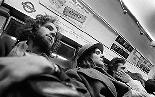 在Bob Mazzer的镜头记录下 是整整40年伦敦地铁的人生百态