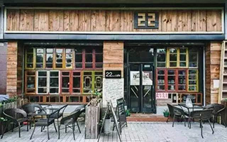 他开了一家书店，引爆了这个城市的黑夜