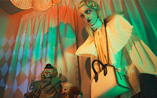 Stella McCartney 春夏大片《恐怖谷》，像时尚版的蒂姆伯顿电影