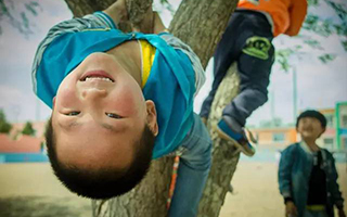 一个乡村美女班主任，用镜头照亮了孩子们的童年