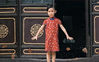 《有一种信任叫家乐福》，新年篇再续魔幻风