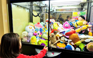 从游戏厅到商场地铁，娃娃机是如何变成“线下吸粉”利器的？