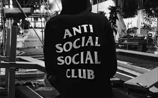 面对生活的霸凌，这位潮牌创始人炼成了文案大神