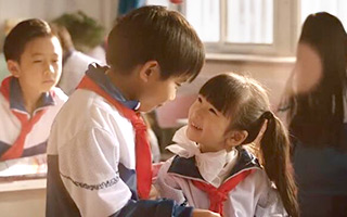 小学生上演青春偶像剧，看完才知穷无可恋的滋味