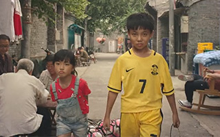 NIKE：这个小孩用足球踢了一副C罗画像，脚上功夫好厉害！