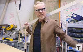 跟着 Adam Savage 学习如何 DIY 一把《地狱男爵》之剑！