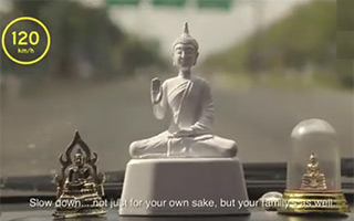 限速和尚雕像用它神圣的魅力，提醒你开车要小心谨慎！