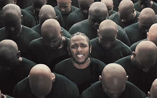 美国饶舌歌手Kendrick Lamar演绎奇异风格《HUMBLE.》