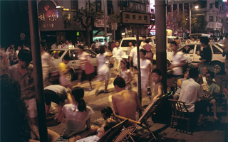 外国摄影师用6年时间拍摄2500个家庭，把90年代“上海”献给国人