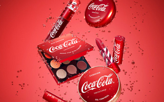 可口可乐 × 菲诗小铺，联名出彩妆了！