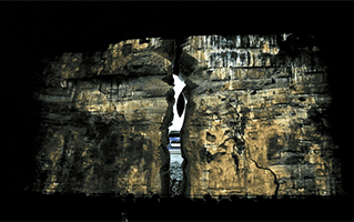 奥迪Q5L上演裸眼3D崖壁投影秀，体验下什么叫“炸裂”！