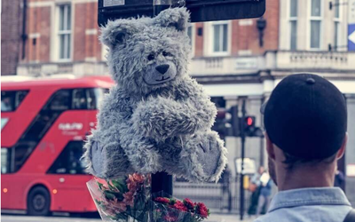 直面空气污染，“会咳嗽”的Toby熊在伦敦街头引起围观