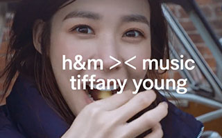 H&M × Tiffany Young：逃离喧闹，踏上潮流之旅