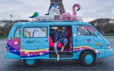 Uber圣诞快闪：在巴黎街头坐上免费的“玩具车”