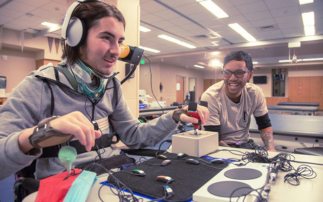 微软：为残障人士设计一款自适应的游戏控制器