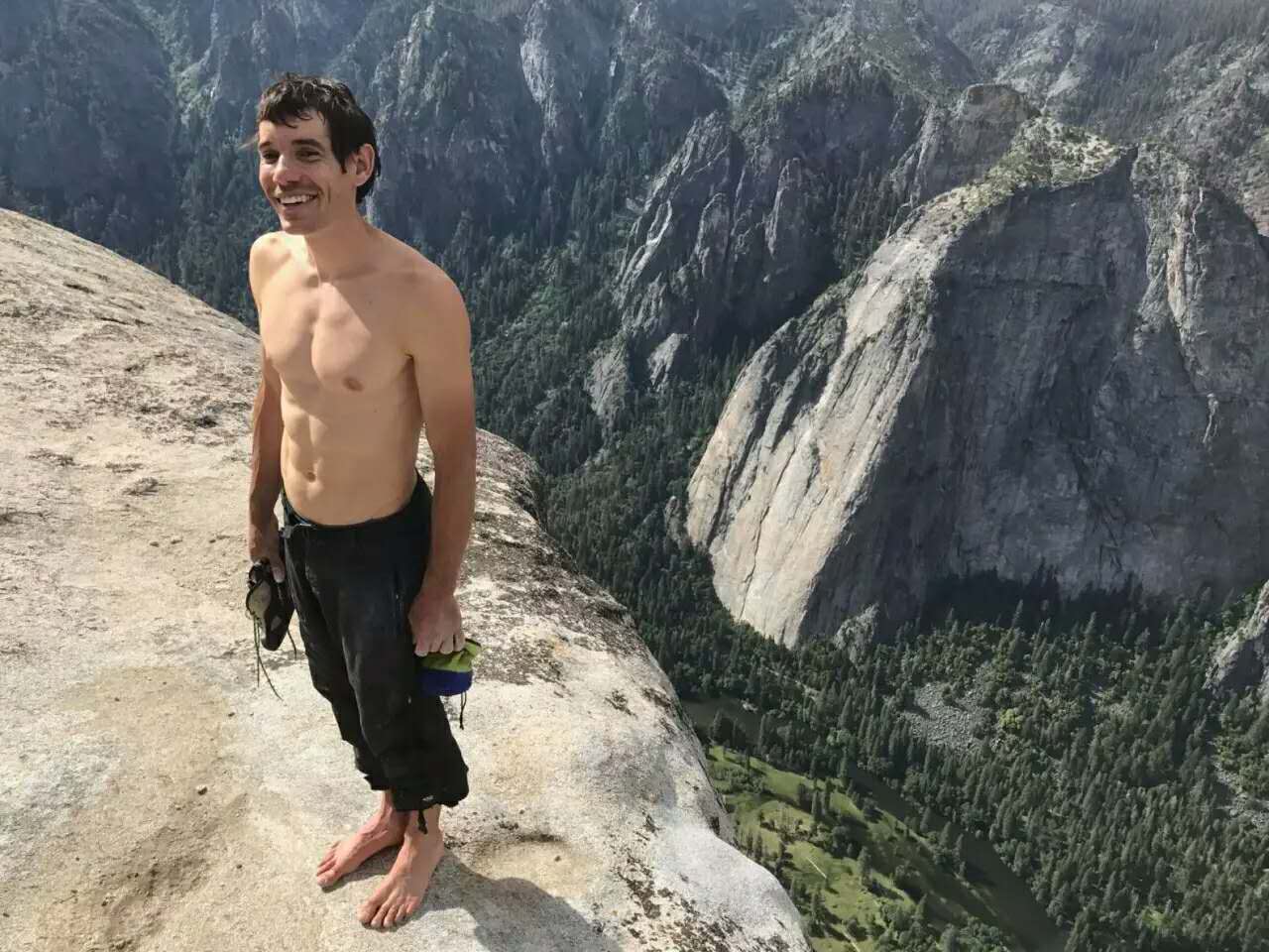 重磅丨Alex Honnold 成功无保护攀登悠胜美地酋长岩（没错，就是苹果电脑壁纸上的那个900米垂直绝壁）