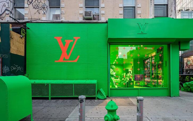 LV 今年真的会玩！纽约街头惊现一家绿炸了的快闪店