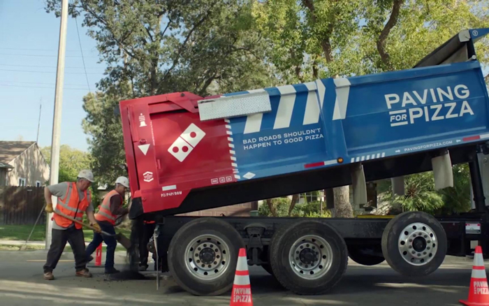 达美乐比萨Paving For Pizza：顾客说马路坑洼颠簸，填上！