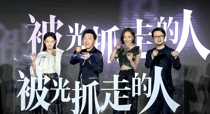 《被光抓走的人》上映后會(huì)幫助黃渤票房超過吳京嗎？
