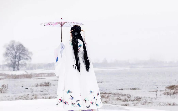 汉服出圈，吃土少年炒翻天