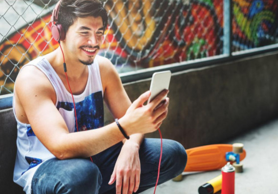 上市后的荔枝FM：“耳朵经济”叫好不叫座